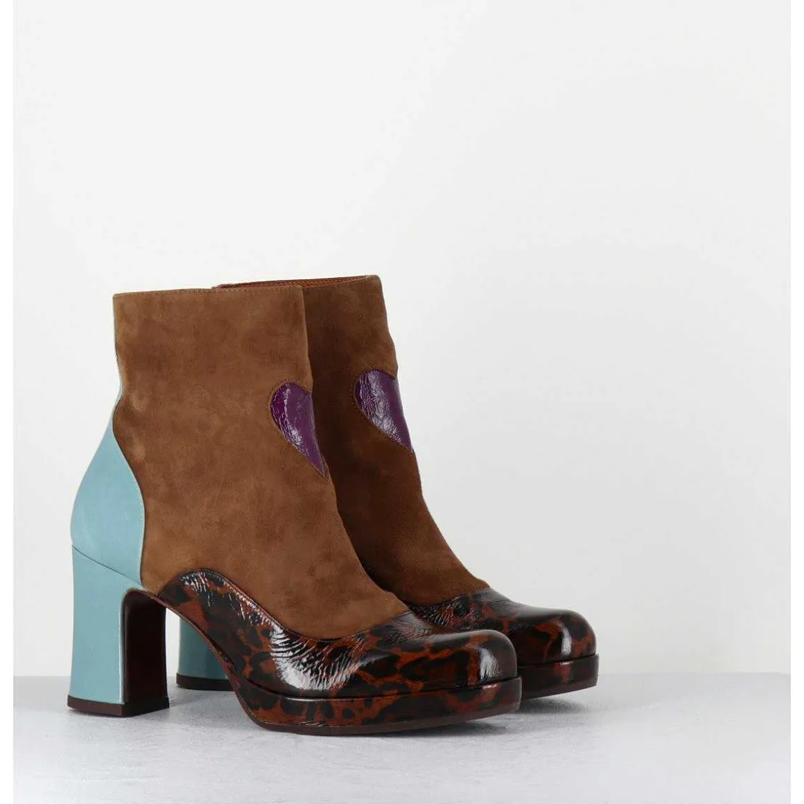 Boots A Talon En Daim Camel & Coeur Violet - Danlov Fiat Castano