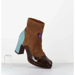 Boots A Talon En Daim Camel & Coeur Violet - Danlov Fiat Castano