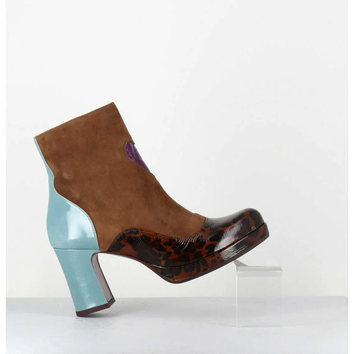 Boots A Talon En Daim Camel & Coeur Violet - Danlov Fiat Castano