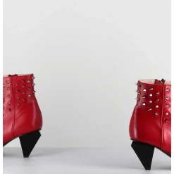 Boots Bout Pointu En Cuir Rouge A Clous - Knife Studs Cerise