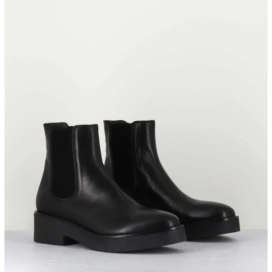 Boots Chelsea En Cuir Naplak Noir - Perla Nero