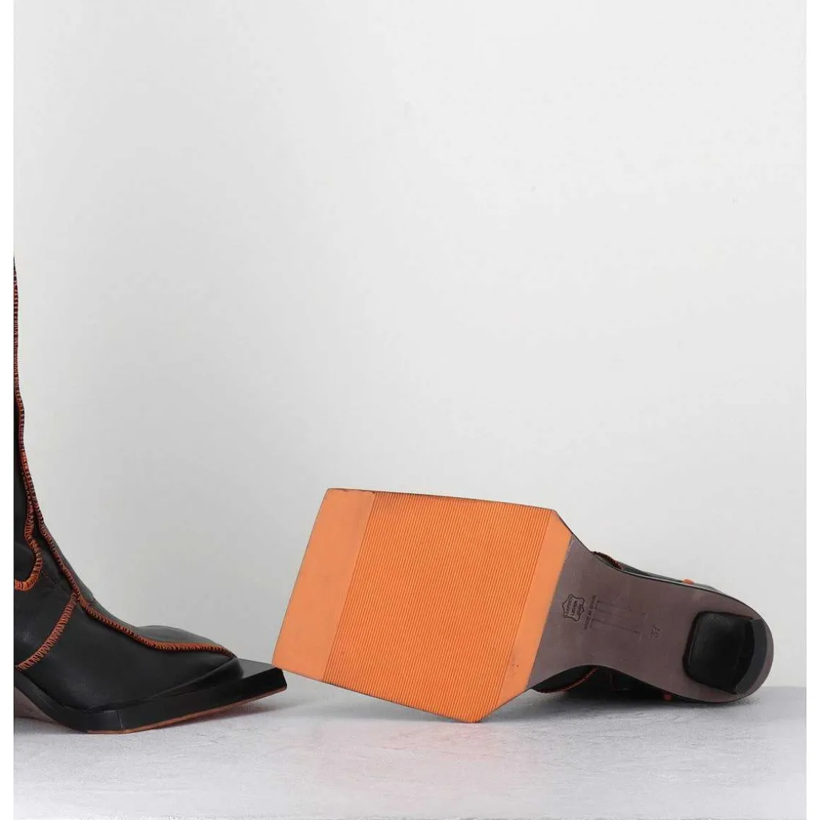 Boots En Cuir Noir Coutures Graphiques Oranges - Eimi Black Boots