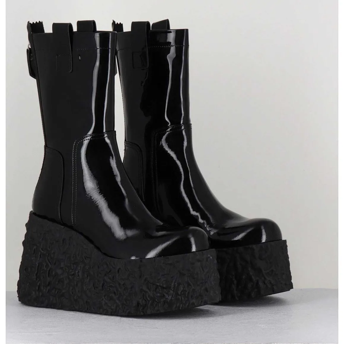 Boots En Cuir Vernis Noir Compensees - Lava Bootie Nero
