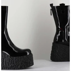 Boots En Cuir Vernis Noir Compensees - Lava Bootie Nero