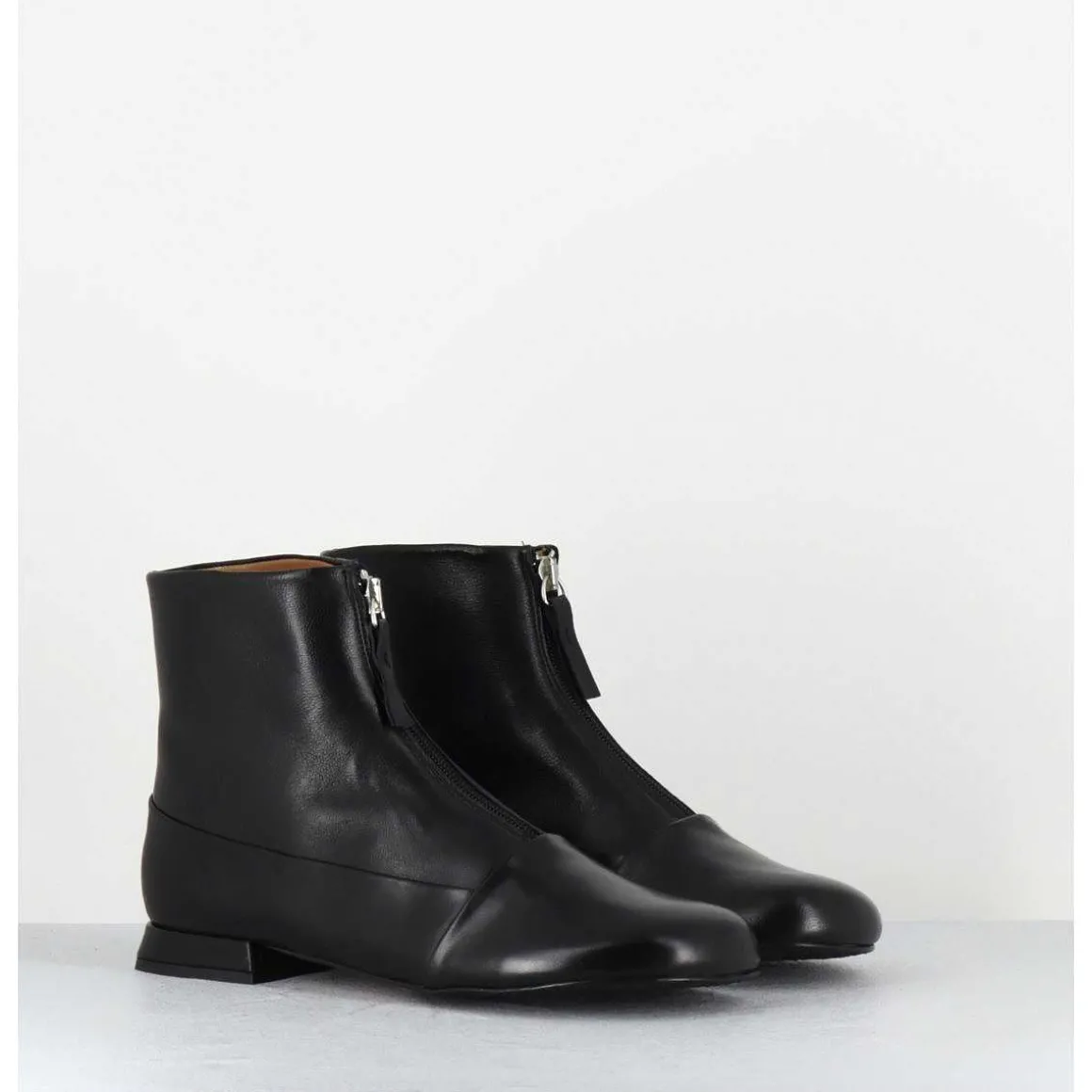 Boots Plates En Cuir Souple Noir A Zip - Maria Black Nappa