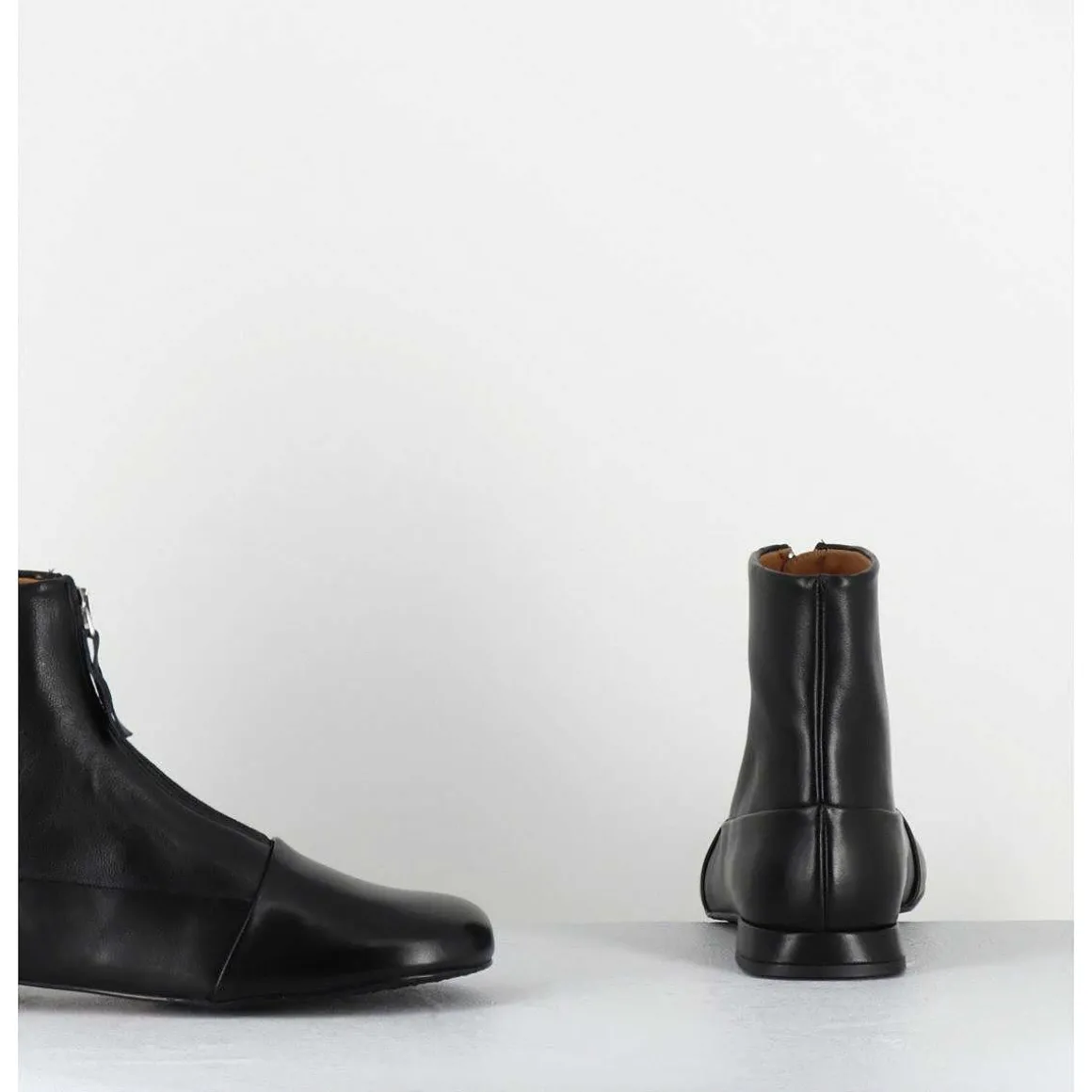Boots Plates En Cuir Souple Noir A Zip - Maria Black Nappa