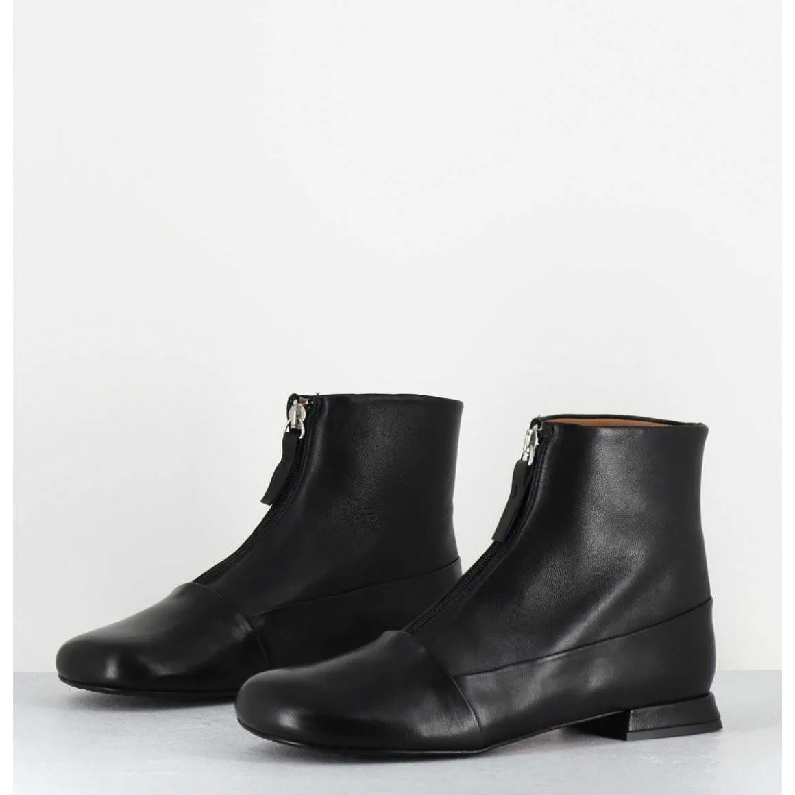 Boots Plates En Cuir Souple Noir A Zip - Maria Black Nappa
