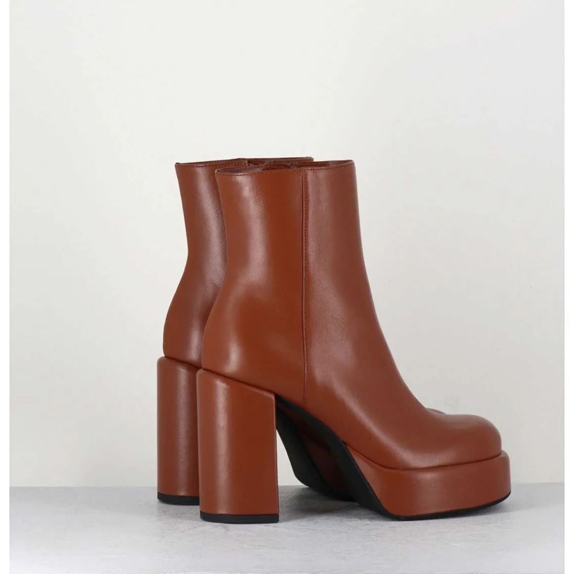 Boots 70S En Cuir Marron - Aiko Nappa Luggage