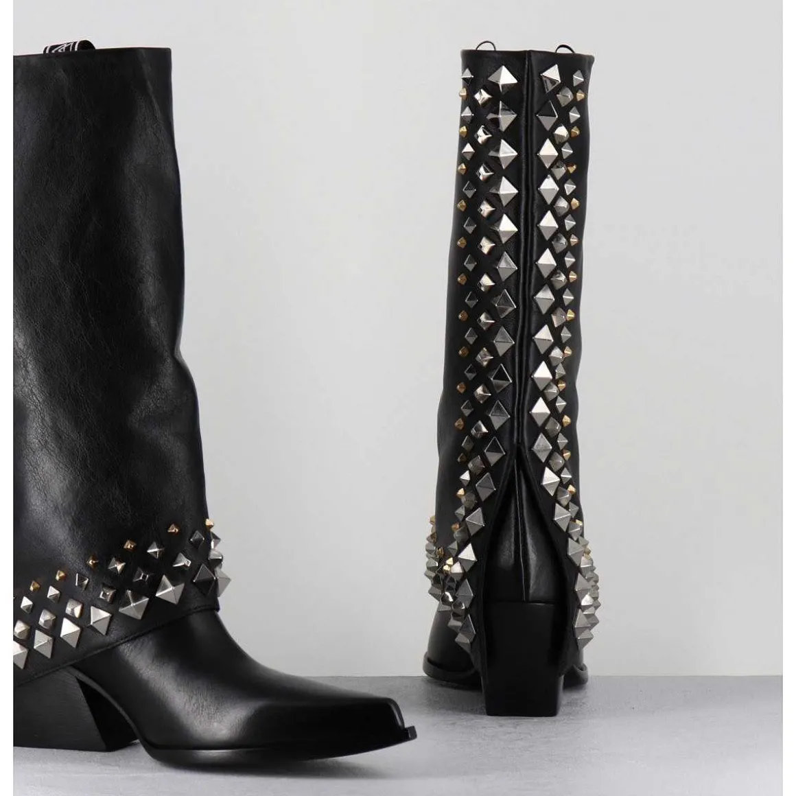 Boots Santiags A Guetre En Cuir Noir & Clous - E3711 Nature Nero