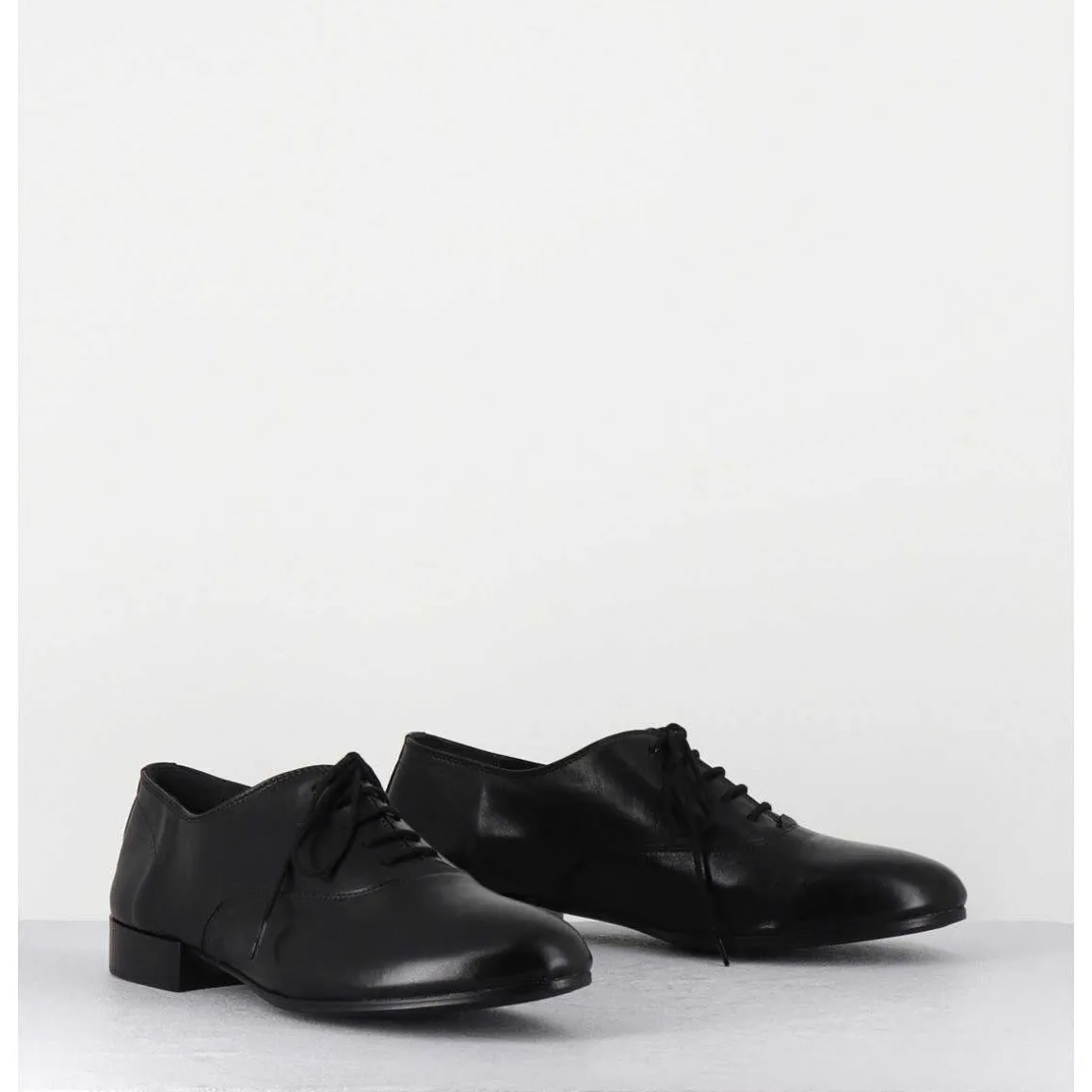 Derbies Minimalistes En Cuir Souple Noir - Stja Cow Black