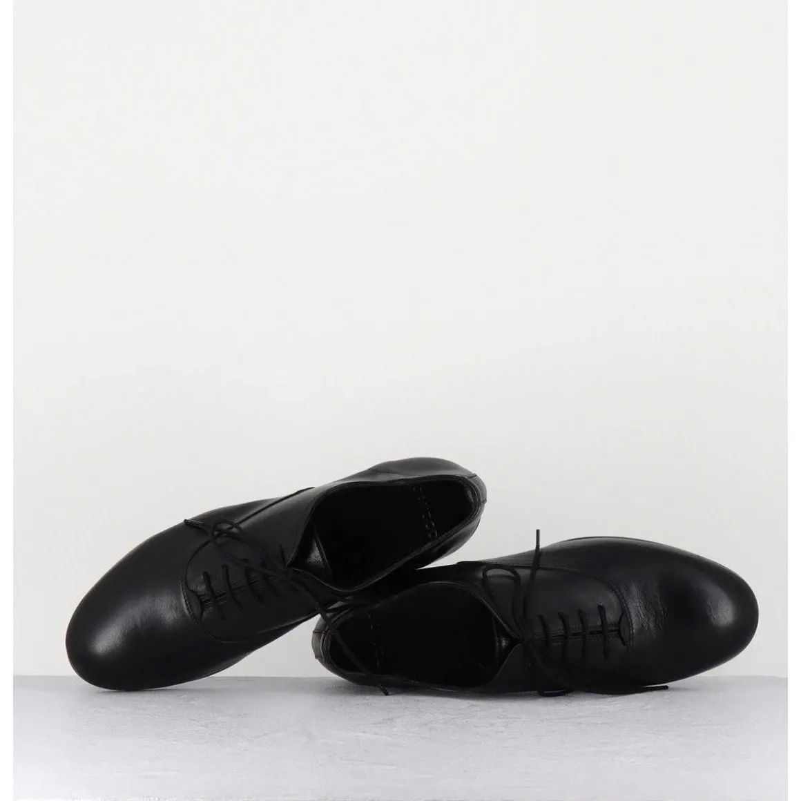 Derbies Minimalistes En Cuir Souple Noir - Stja Cow Black