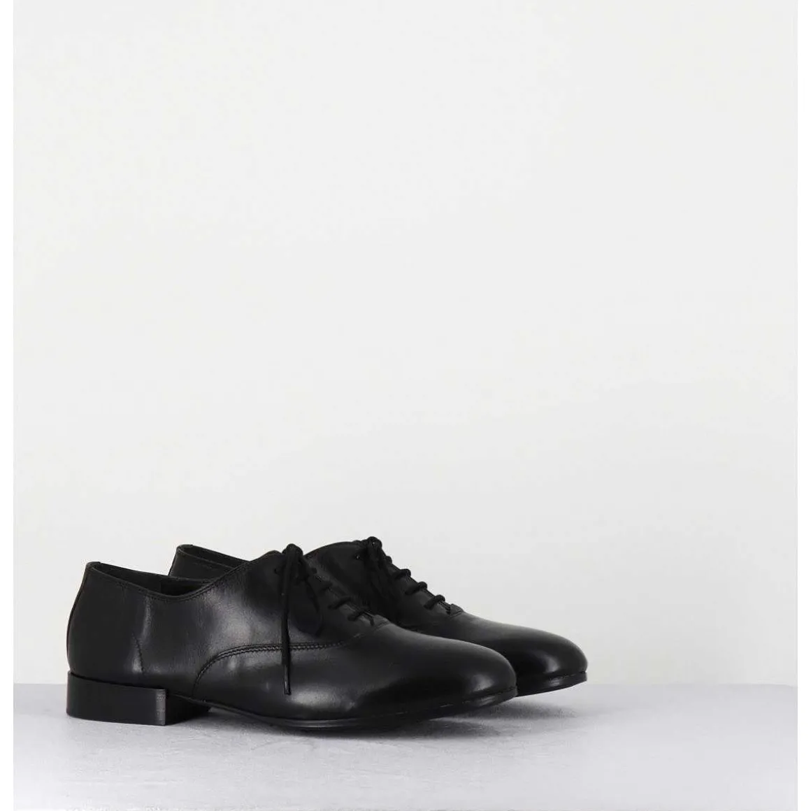 Derbies Minimalistes En Cuir Souple Noir - Stja Cow Black