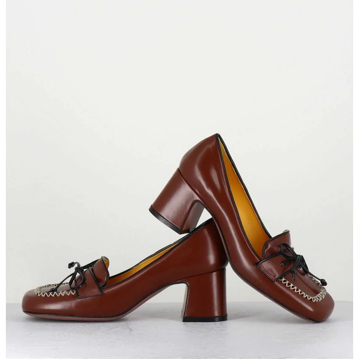 Mocassins En Cuir Lisse Marron A Pompon - R233M Mousse Cuoio