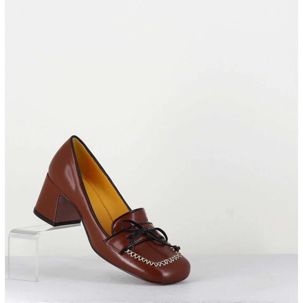 Mocassins En Cuir Lisse Marron A Pompon - R233M Mousse Cuoio