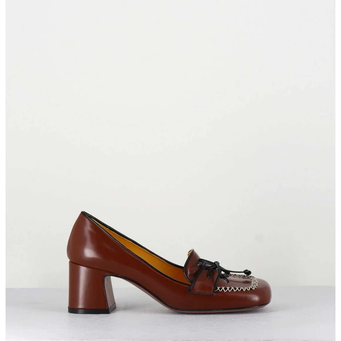 Mocassins En Cuir Lisse Marron A Pompon - R233M Mousse Cuoio