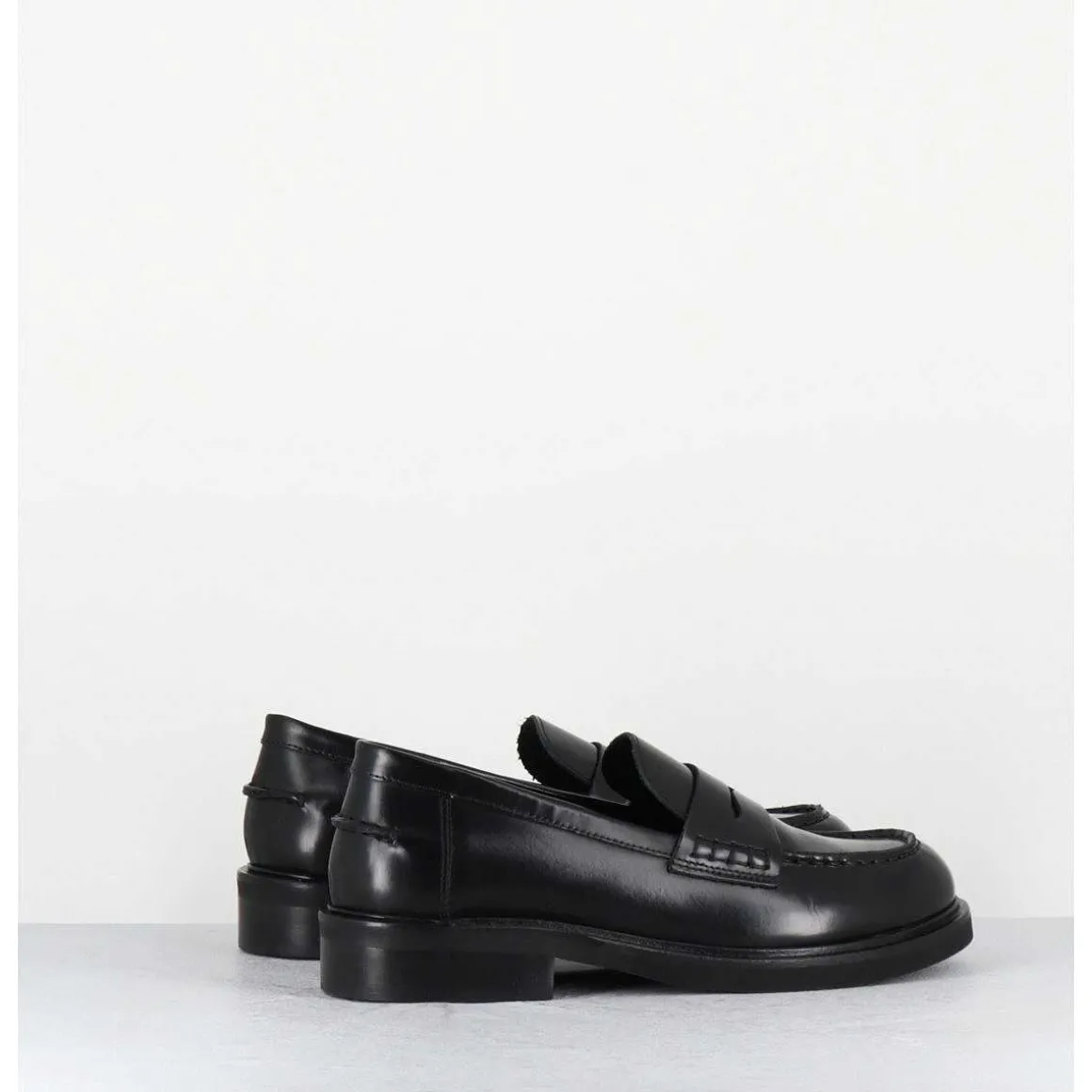 Mocassins Plats A Bout Rond En Cuir Glace Noir - Chino Abrasivato Nero