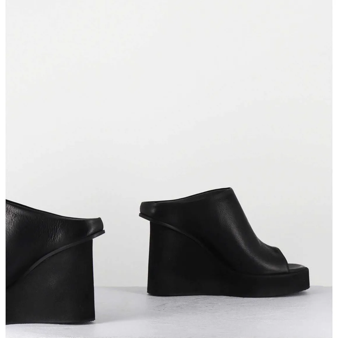 Mules Compensees Destructure En Cuir Noir - 3781 Gas Nero
