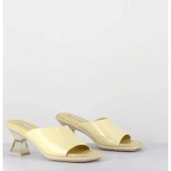 Mules En Cuir Vernis Beige Talon Plexi - Synthia Beige Sandals