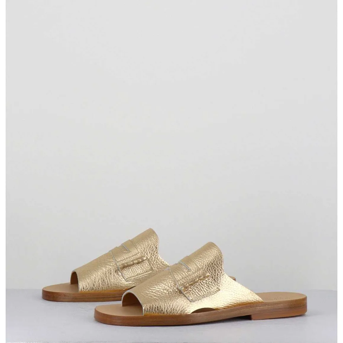 Mules Plates En Cuir Metallise Or - Reisand Laminato