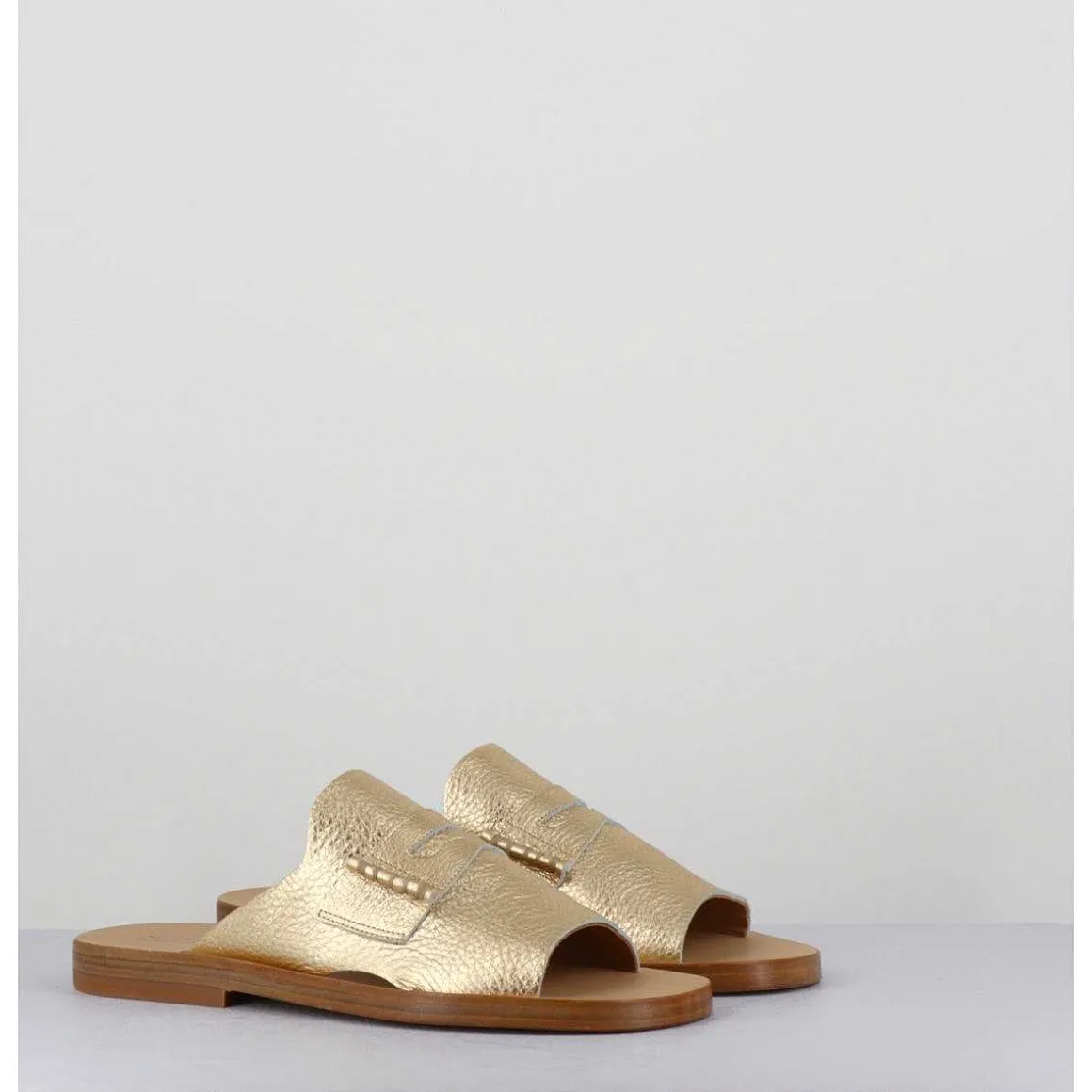Mules Plates En Cuir Metallise Or - Reisand Laminato