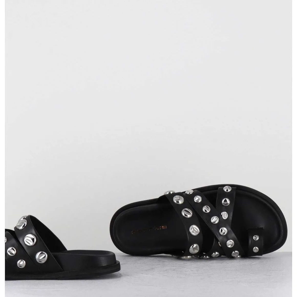 Mules Plates Entre-Doigts En Cuir Noir & Rivets Argent - Kero Tuffato Nero