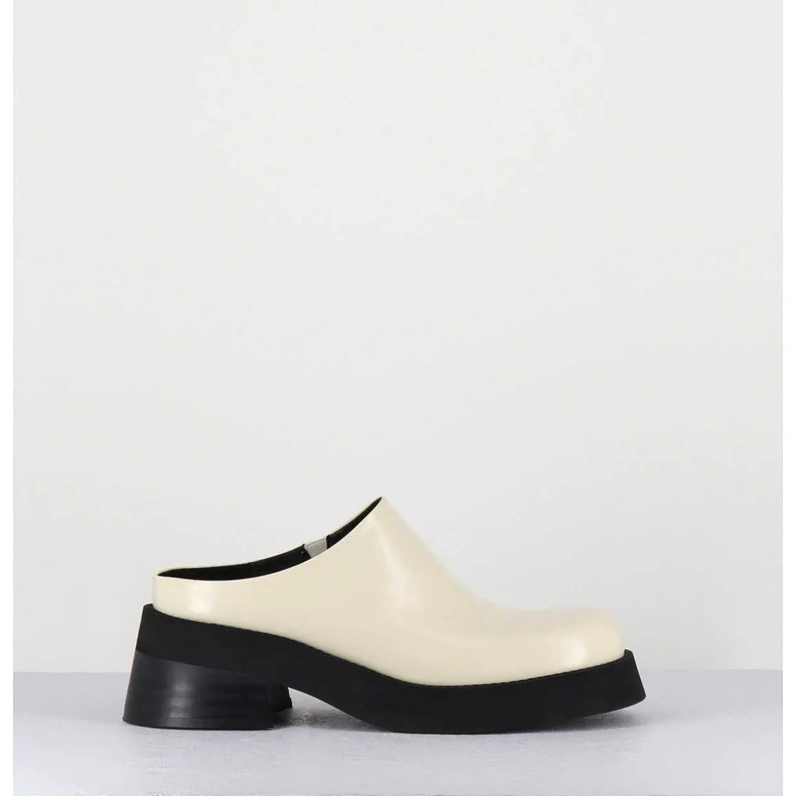 Sabots En Cuir Lisse Beige - Odile Beige Mules