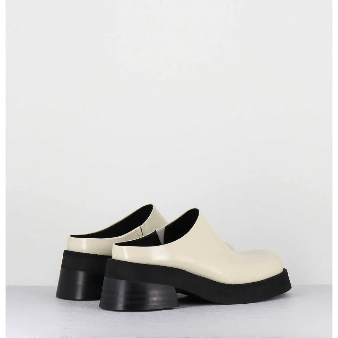 Sabots En Cuir Lisse Beige - Odile Beige Mules