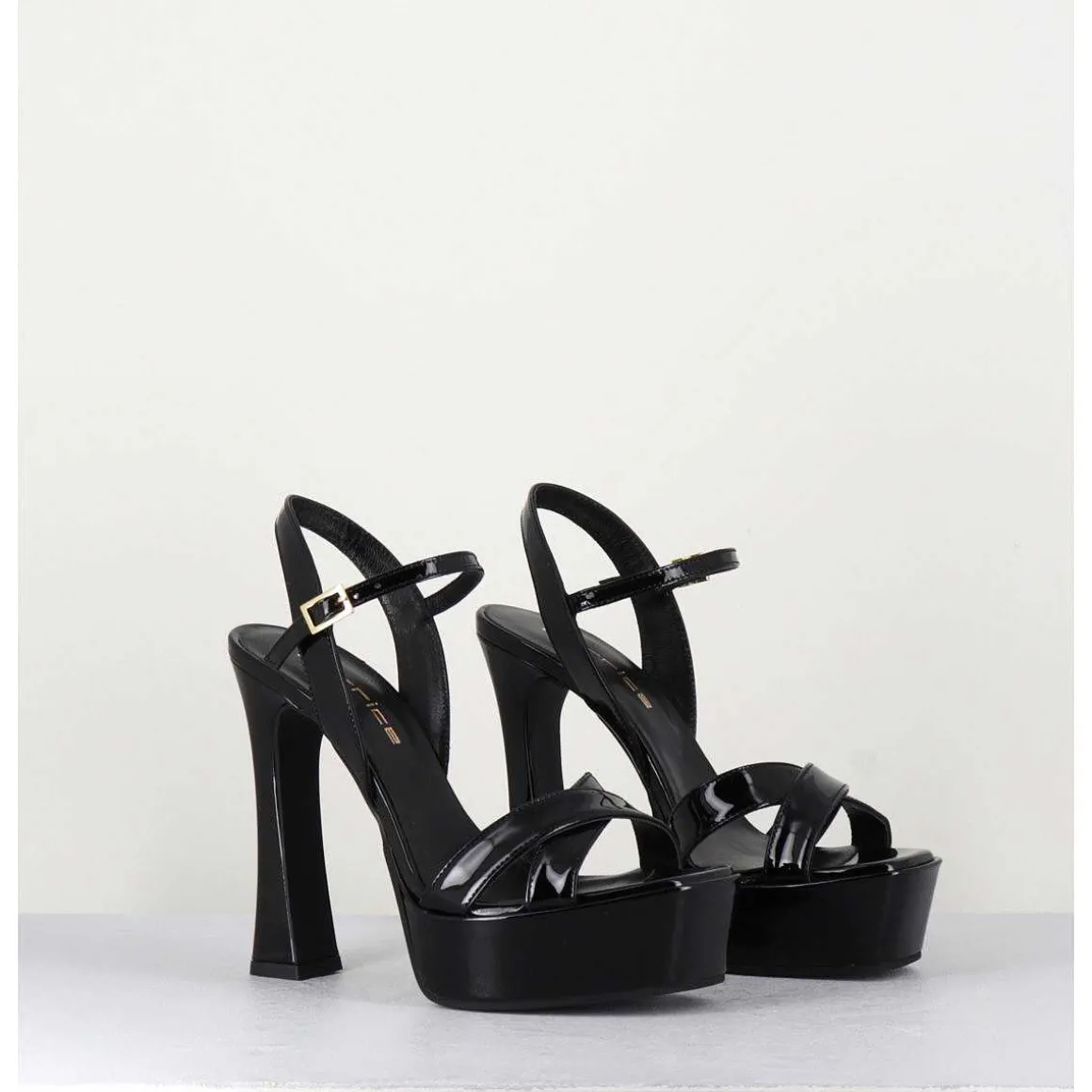 Sandales En Cuir Vernis Noir A Talon Haut - Mira Nero